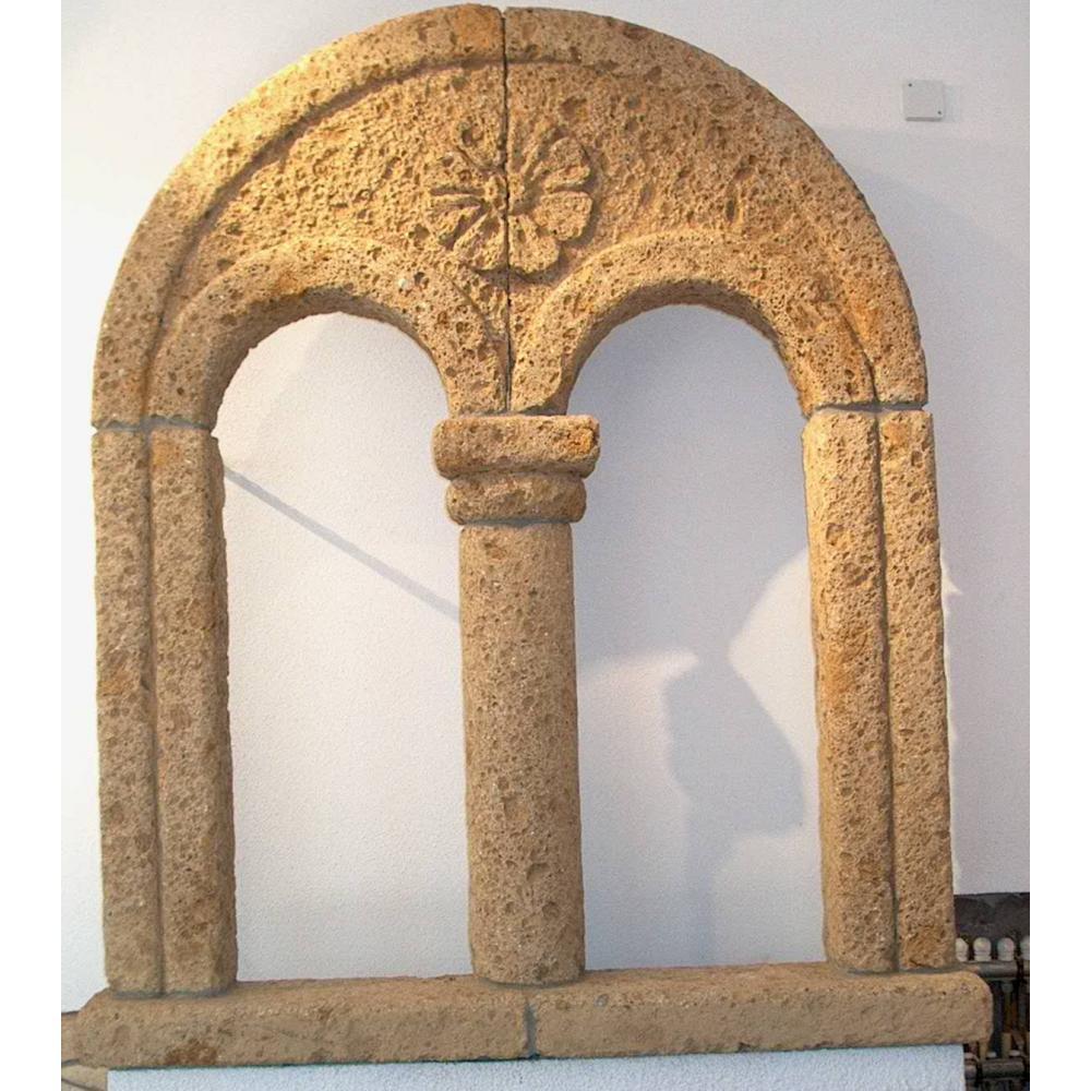 termeszetes ko faragott kerti disz koablak rusztikus olasz romai tufa bifora hazfal mediterran ablakkeret kertepites ko borospince dekoracio borozo luxus.jpg